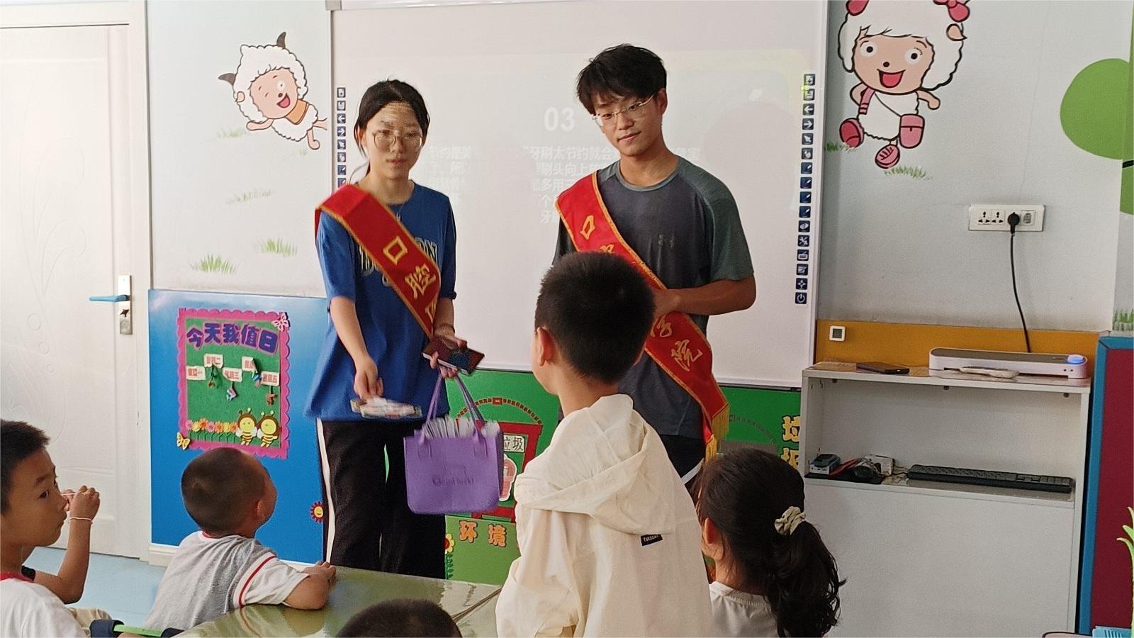 錦醫(yī)口腔學(xué)子三下鄉(xiāng)：攜手幼兒園，共筑口腔健康未來(lái)