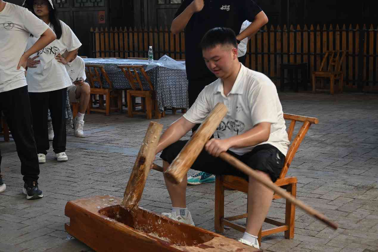 湖南工商大學(xué)e路鄉(xiāng)伴小分隊：傳承千年民俗，共賞打糍粑盛宴