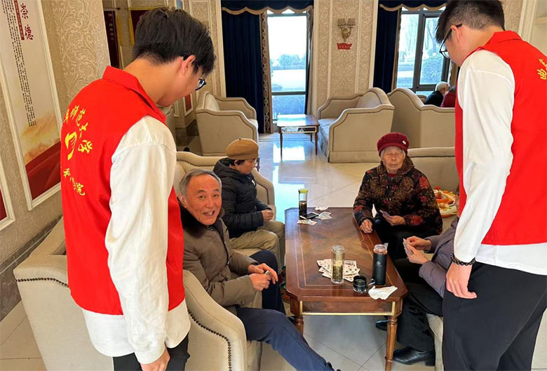 “青衿之志 實踐篤行”實踐隊體育科學學院學院寒假社會實踐——暖心冬日行，情滿敬老院