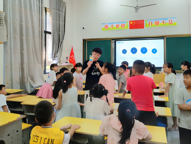 【青春建功，實(shí)踐鑄魂】童心相伴同行，共鑄七彩假期——中