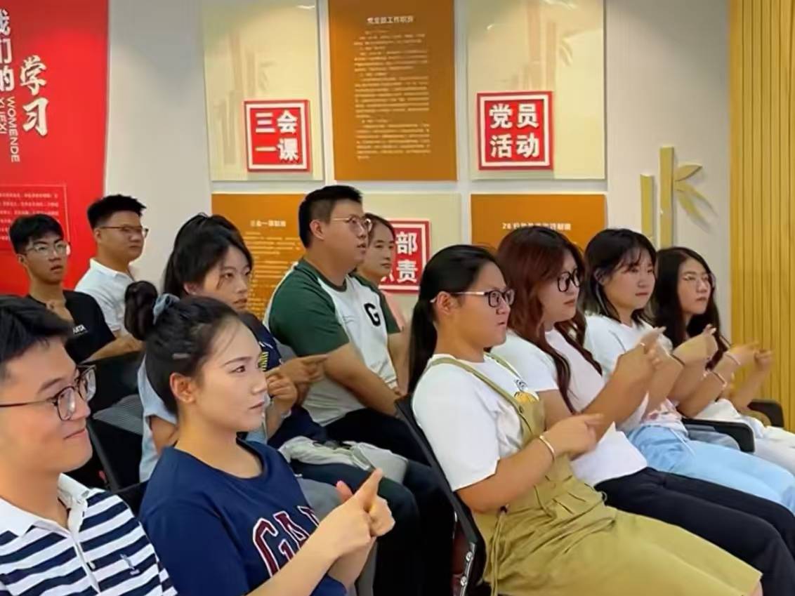 圖為“新奇”實踐團成員參加總結(jié)會