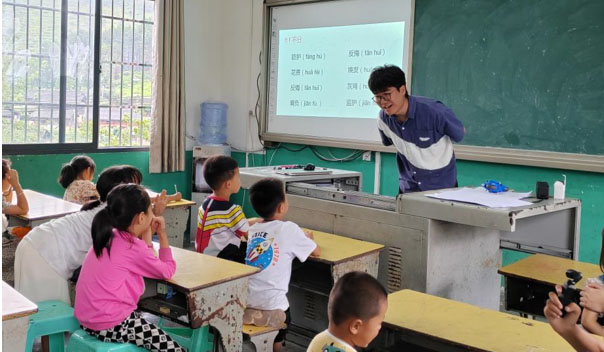 童語誦讀 ，推普筑夢——長安大學(xué)筑夢黔行實(shí)踐隊(duì)深入開
