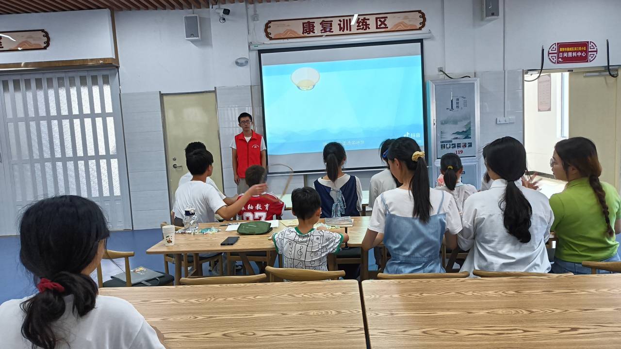 學(xué)習(xí)與玩耍相結(jié)合，構(gòu)建多彩暑假