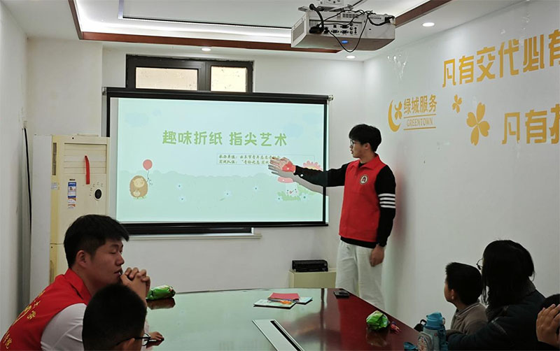 曲阜師范大學體育科學學院“青衿之志 實踐篤行”實踐隊社區(qū)寒假社會實踐——指尖輕舞，折出紙間奇幻童話