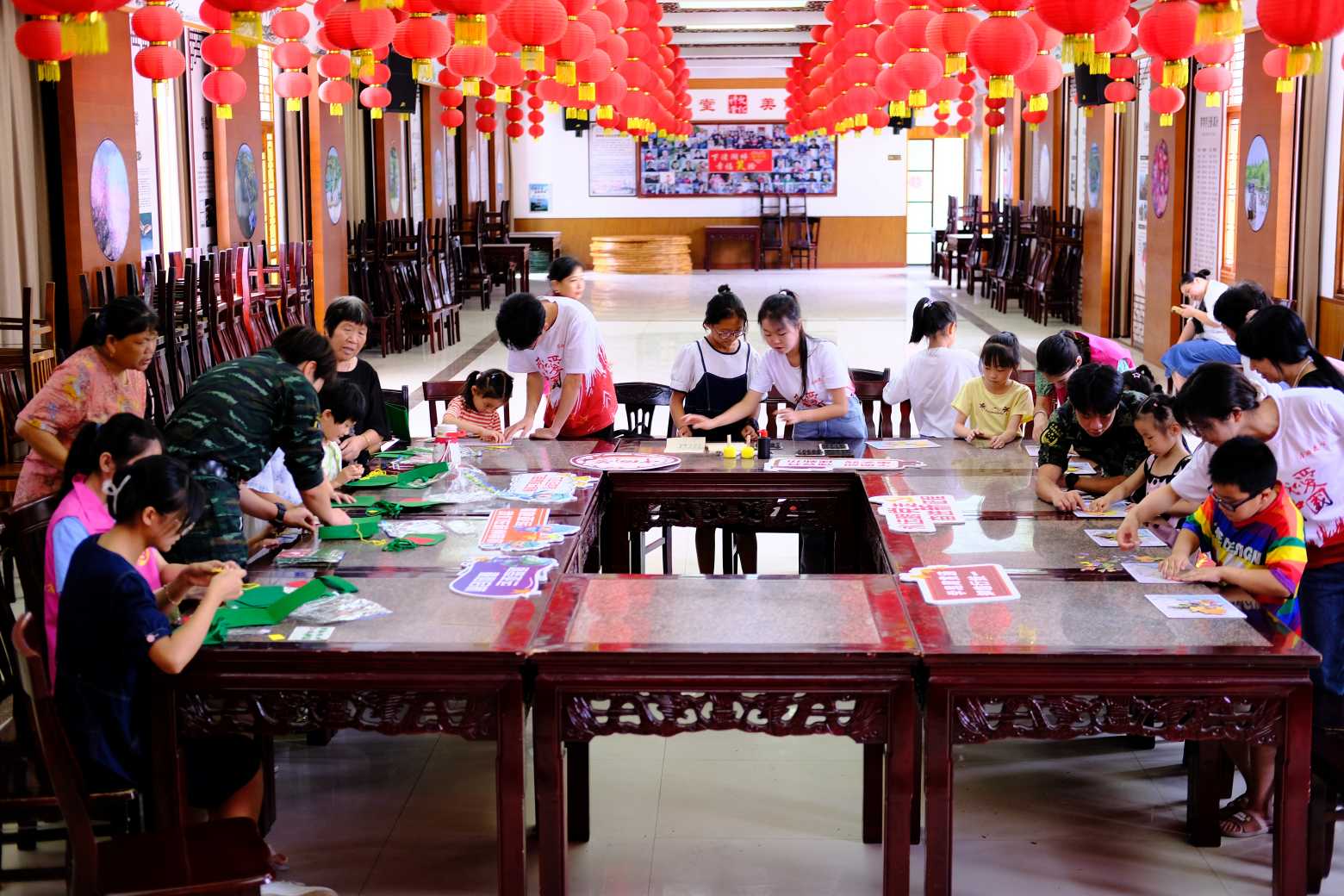 經(jīng)貿(mào)青年三下鄉(xiāng)：“紅星向黨，童彩飄揚(yáng)”理論宣講