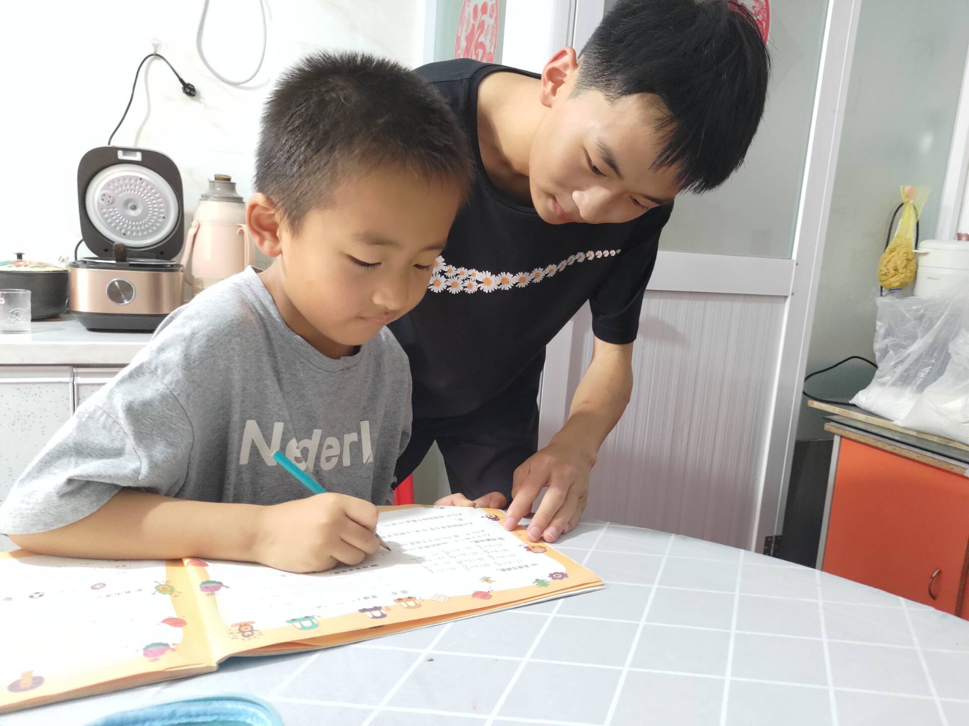 情牽留守，愛暖童心