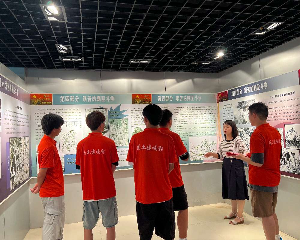 重溫長征路，言出革命情