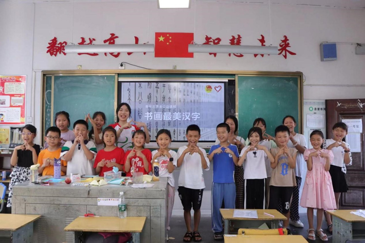 “七彩課堂”走進河溪，助力鄉(xiāng)村兒童創(chuàng)造多彩童年