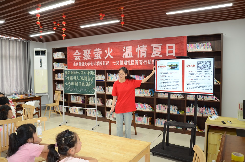 南財(cái)學(xué)子走進(jìn)農(nóng)家書屋：賡續(xù)紅色血脈，繪制紅色長卷
