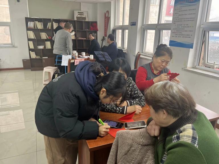 手把手教學(xué)深入社區(qū)，心連心剪紙?jiān)夙炐嘛L(fēng)