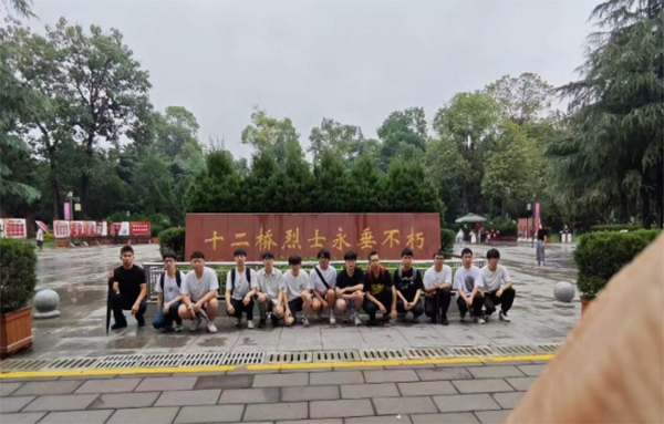 “西南石油大學(xué)理學(xué)院緬懷烈士社會實踐隊赴十二號烈士墓緬懷烈士”