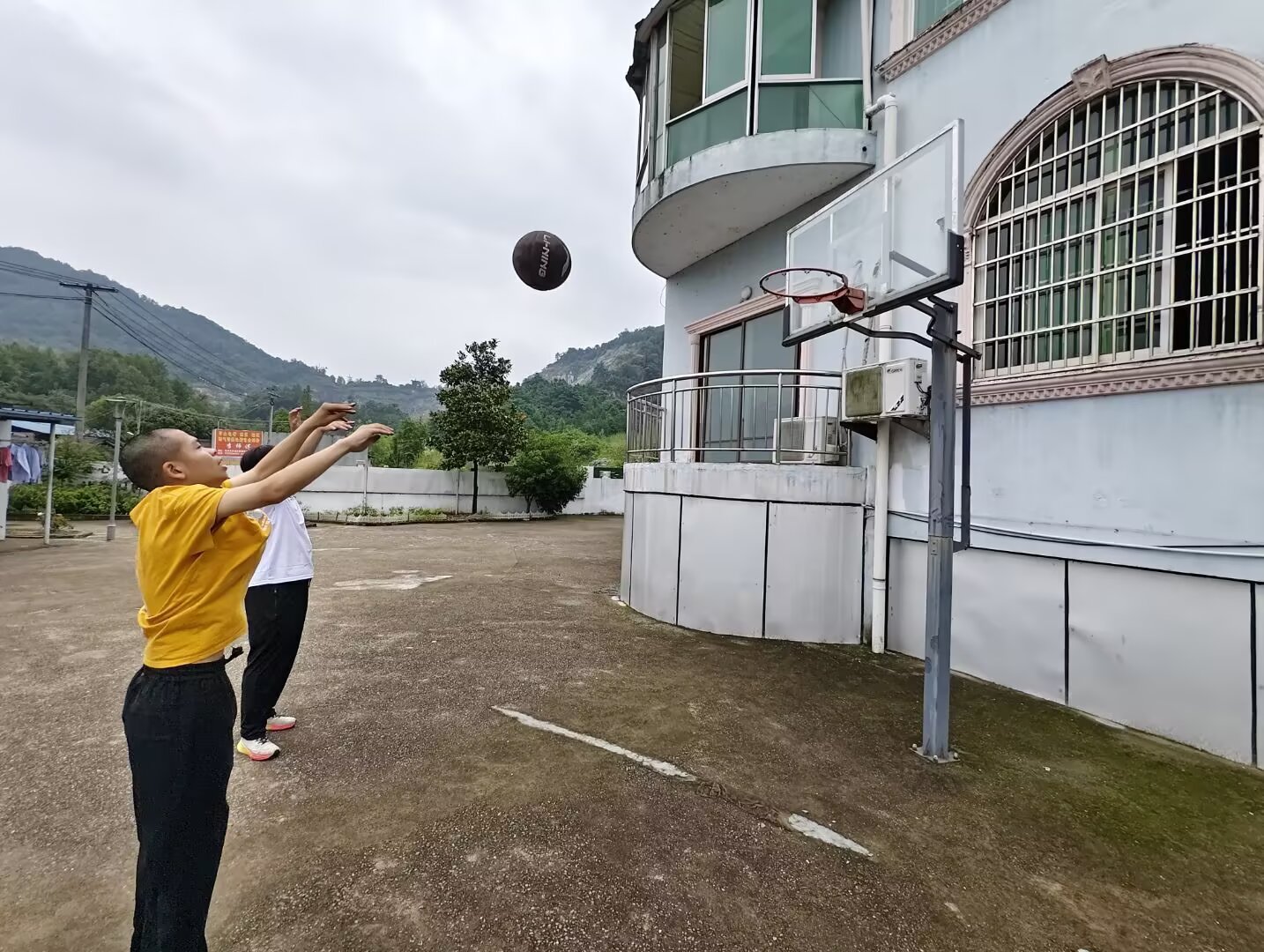 2025暑期“三下鄉(xiāng)”社會(huì)實(shí)踐——赴池州市宇?lèi)?ài)康復(fù)中心志愿實(shí)踐團(tuán)：陰云難掩溫情暖，走近“星星的孩子