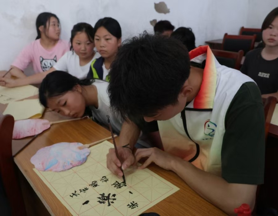 人文藝術系開展傳統(tǒng)文化體驗實踐課程