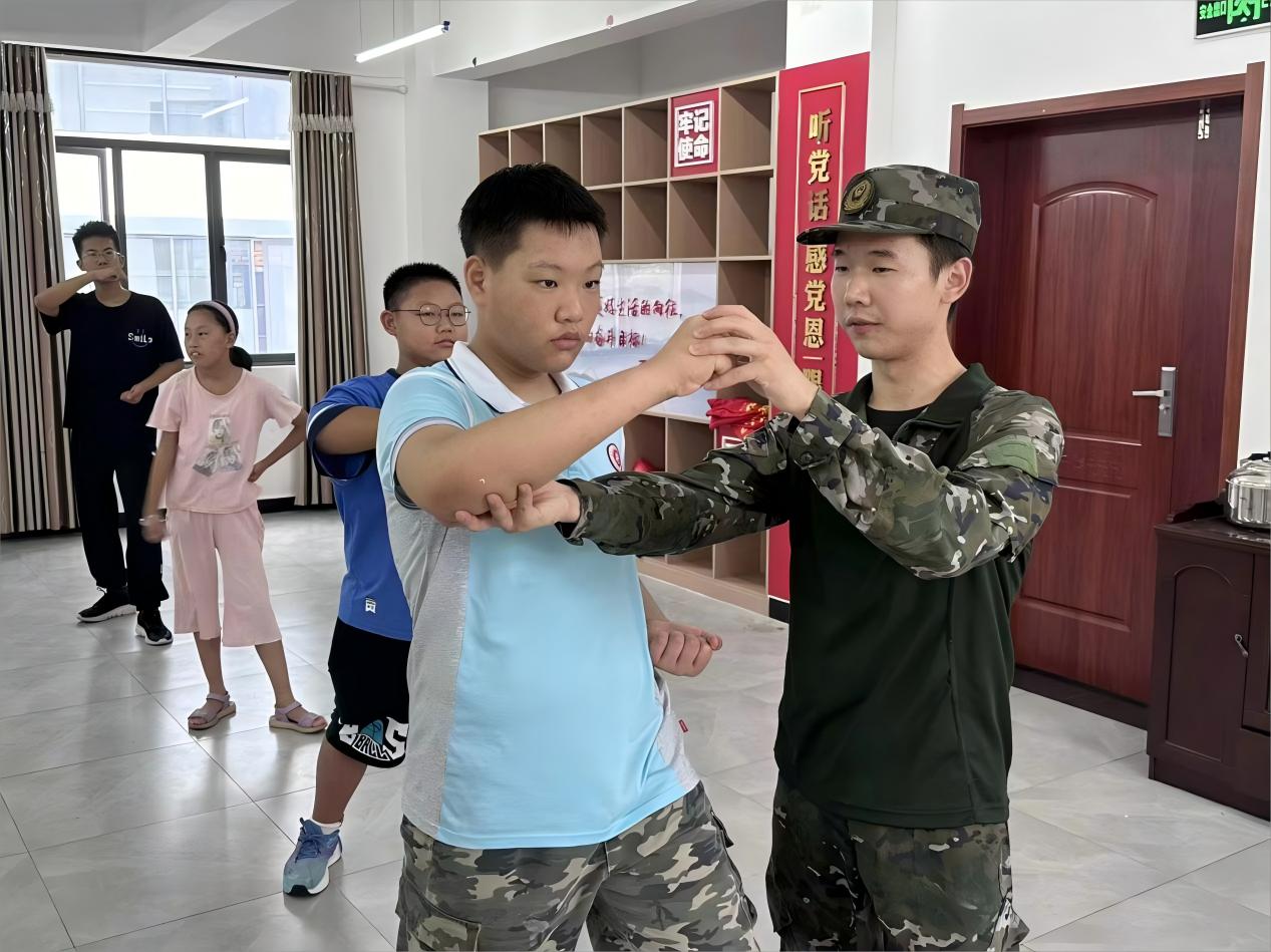 強(qiáng)今日體魄，成明日棟梁 ——武漢紡織大學(xué)外經(jīng)貿(mào)學(xué)院學(xué)子“三下鄉(xiāng)”開展軍體拳特色