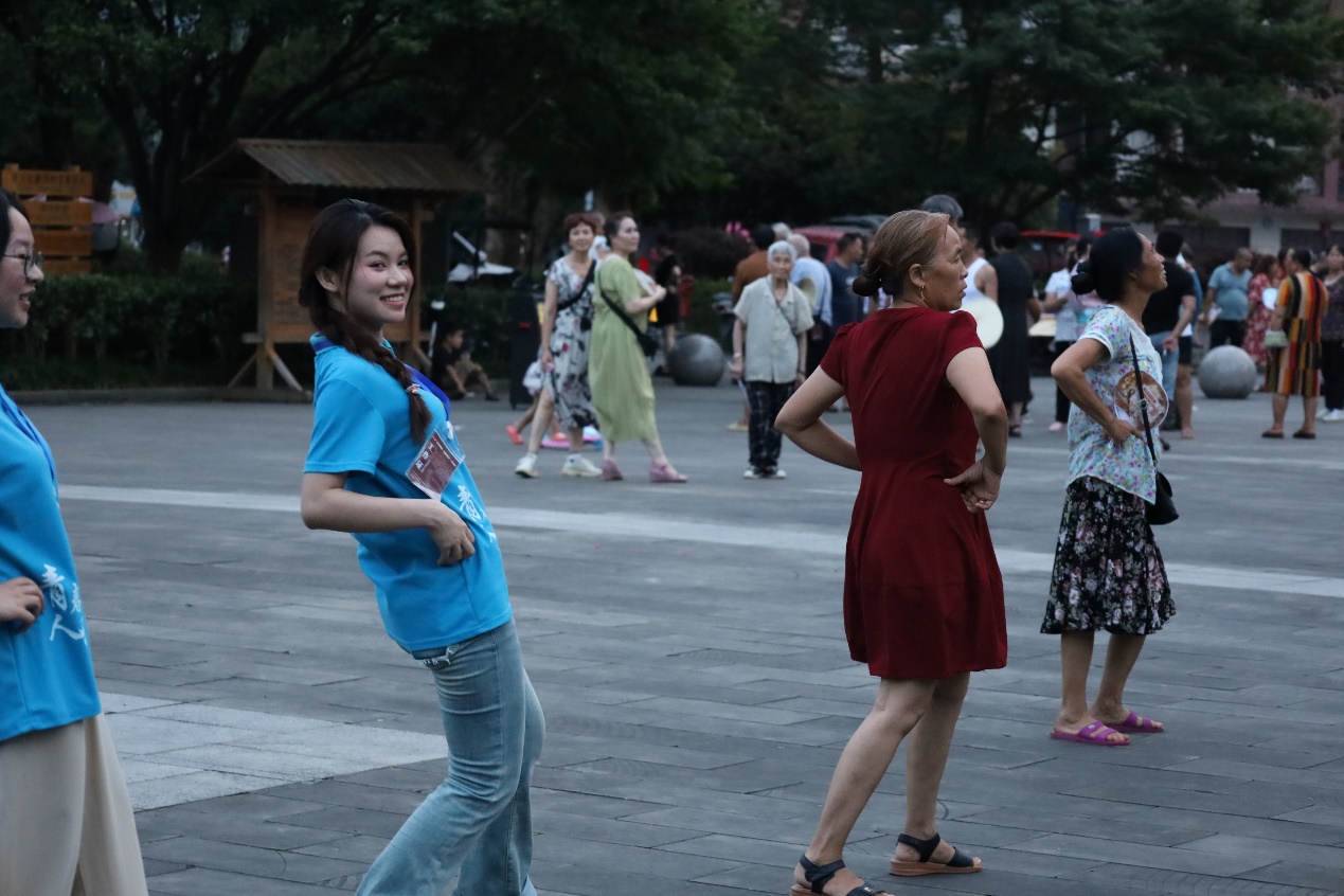 青春人科進行時：心橋相連情綿綿，舞影蹁躚繪民俗 中國青年網(wǎng)7月18日電（通訊員 王千嬈）2