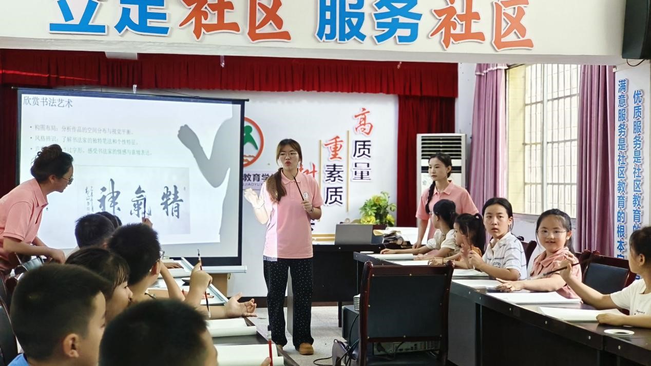 耕耘金色心田：“四葉草”習(xí)近平新時代中國特色社會主義思想宣講團開展“以墨為底，感