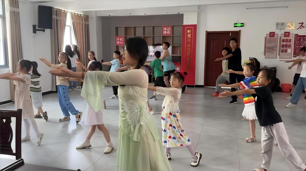梨園雅韻，戲夢(mèng)飛揚(yáng) ——武紡?fù)饨?jīng)貿(mào)學(xué)子“三下鄉(xiāng)”開(kāi)展戲曲舞蹈進(jìn)課堂活動(dòng)