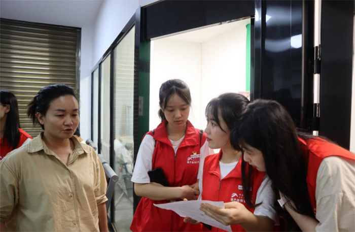 湖南科技大學(xué)馬克思主義學(xué)院“花石筑夢，綠野興農(nóng)”志愿服務(wù)團 隊進行“
