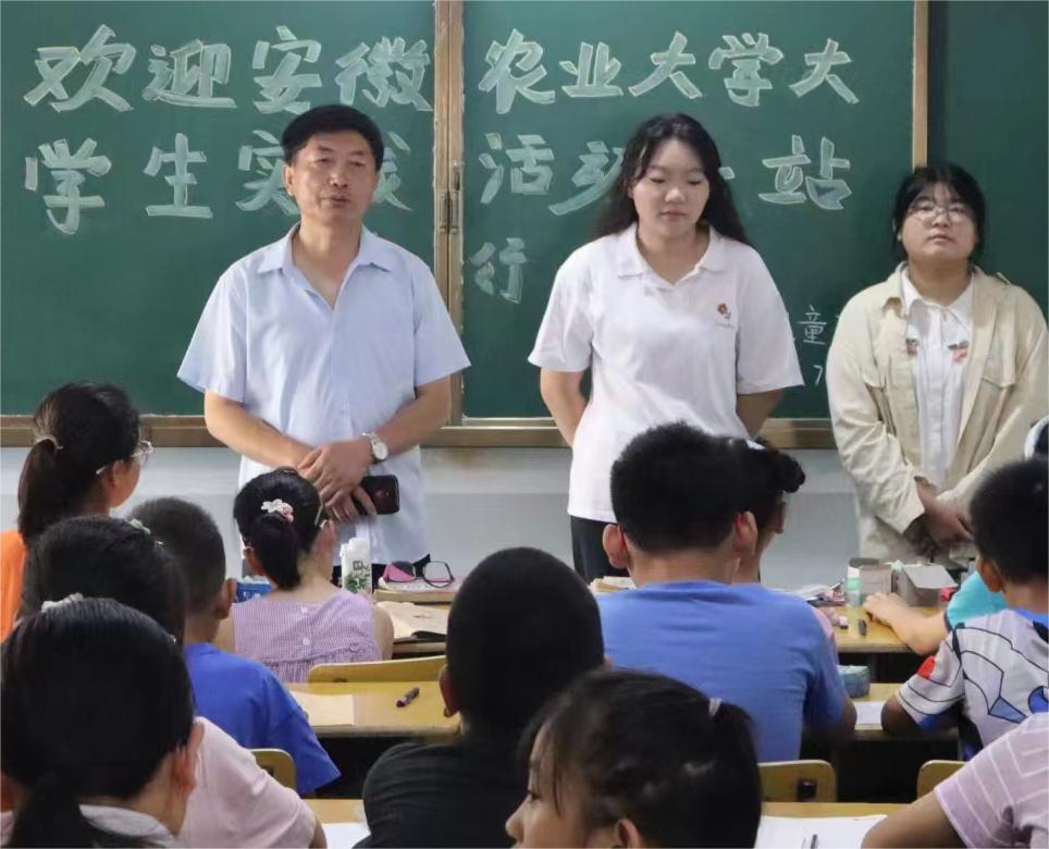 安徽學(xué)子三下鄉(xiāng)-小手牽思念，清風(fēng)拂童心