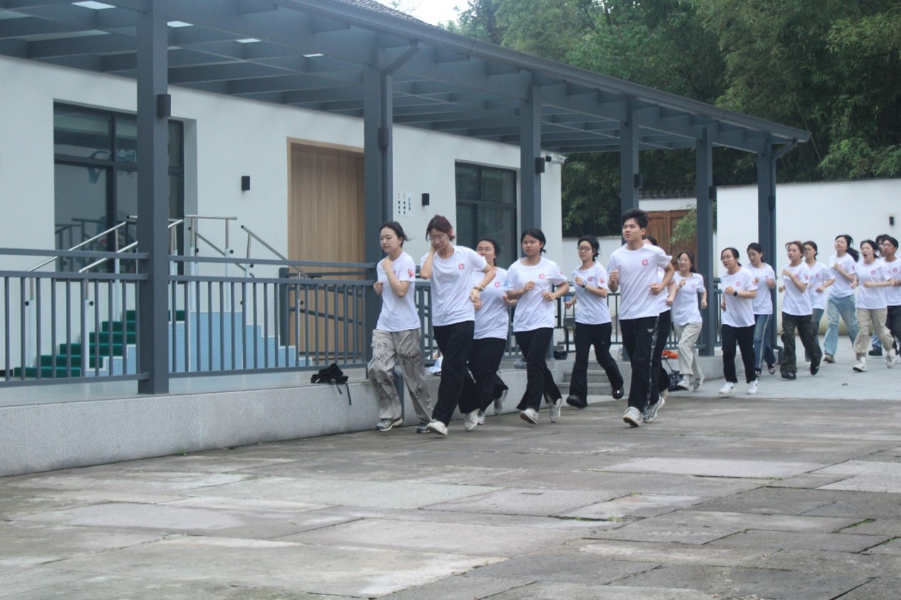 金院學(xué)子織廠行，校地共織反邪網(wǎng) ——浙金院暑期實(shí)踐團(tuán)