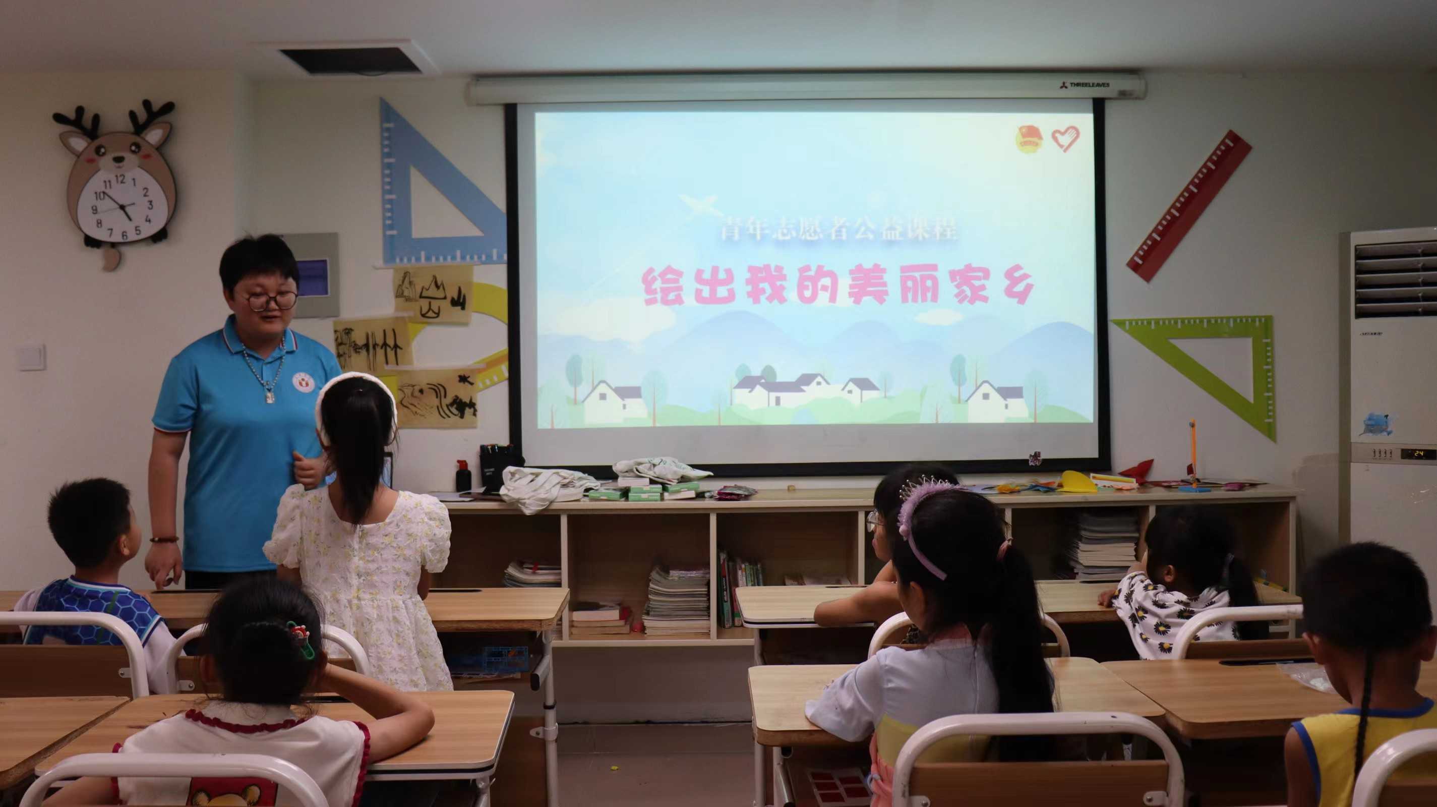 童心妙筆繪家鄉(xiāng)，鄉(xiāng)情無改淌心田