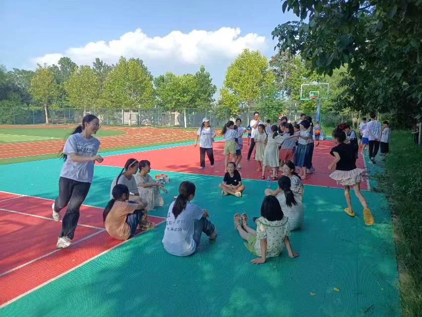 燃青春，正夏日：星光支教隊(duì)在育英中學(xué)開(kāi)展趣味運(yùn)動(dòng)會(huì)！