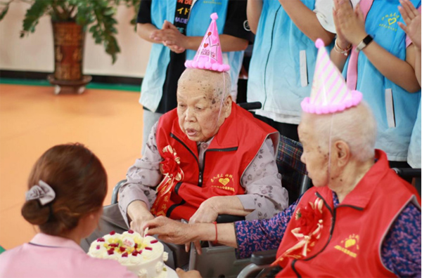 塔里木大學(xué)暑期三下鄉(xiāng)—愛(ài)心慰問(wèn)至，老人溫馨生