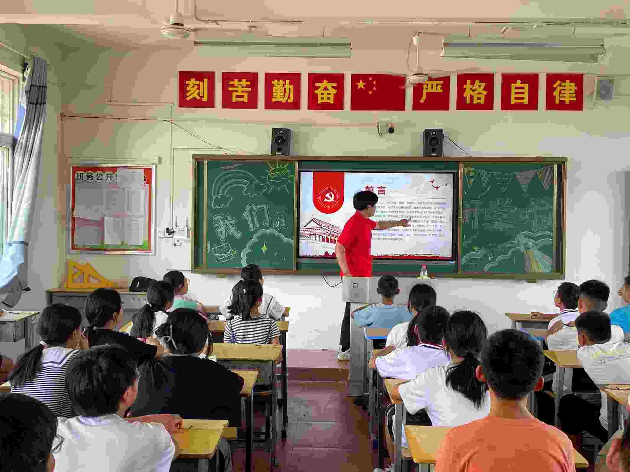 品讀天下萬(wàn)卷，夢(mèng)圓精彩人生