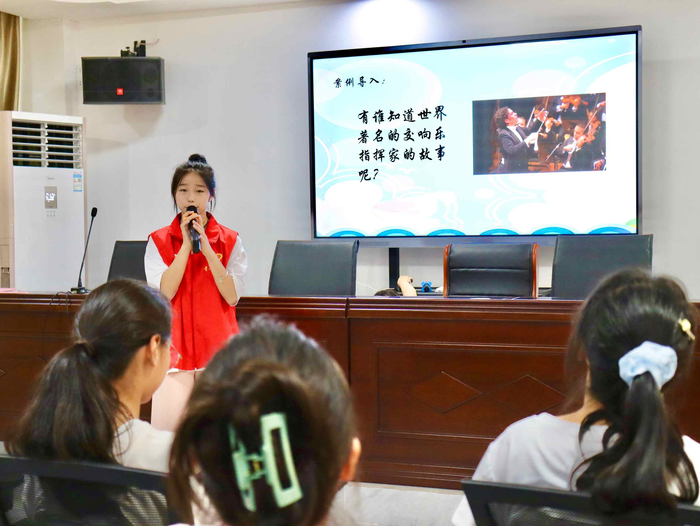 重慶移通學(xué)院：絨花禮贊，詩韻頌美——“心靈工匠，童心護航” 教育關(guān)愛服務(wù)團