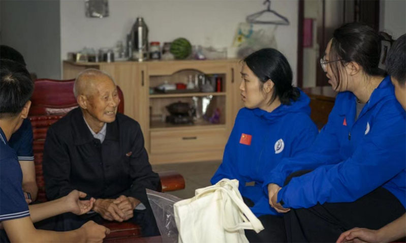 朝暮辰相伴，情暖老人心|體育與健康學(xué)院“步步生花”實(shí)