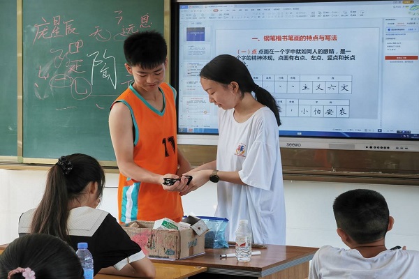 武昌理工學(xué)院三下鄉(xiāng)：練得一手好字，見字如面