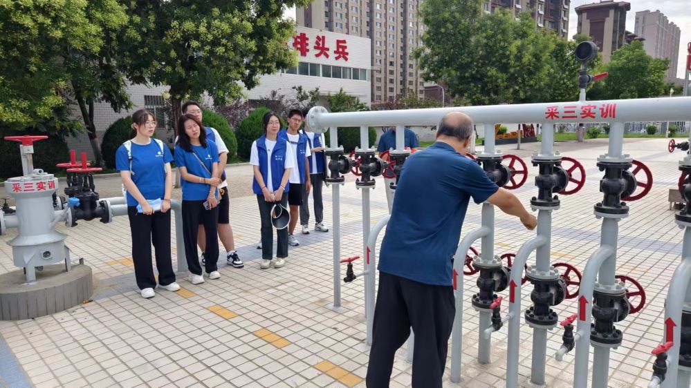 石油工業(yè)的綠色低碳轉型——中國石油大學（華東）“感碳石光”實踐隊