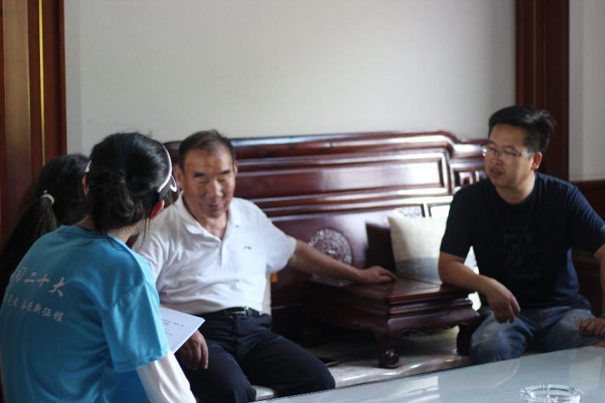 安農(nóng)大學(xué)子三下鄉(xiāng)：80歲老人自費(fèi)教孩子畫畫，為陶寓村鄉(xiāng)村