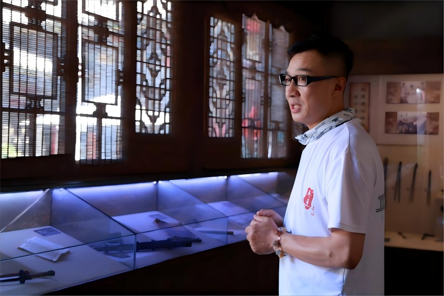 北航“拾文思源”實(shí)踐隊(duì)探秘平遙非遺瑰寶丨古兵器、布鞋與堆繡技藝的璀璨傳承