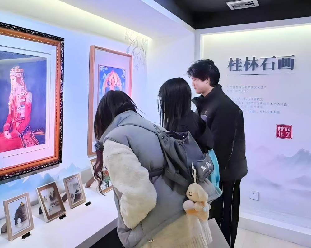 非遺入課堂，美育新篇章——廣西師范大學(xué)美術(shù)學(xué)院“藝心傳承”實(shí)踐隊(duì)開展社會(huì)實(shí)踐活動(dòng)