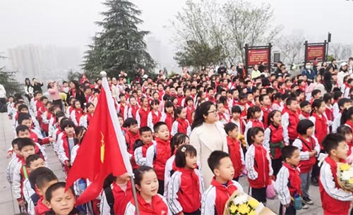 郴州市一完小舉行“我們的節(jié)日·清明”社會(huì)實(shí)踐活動(dòng)