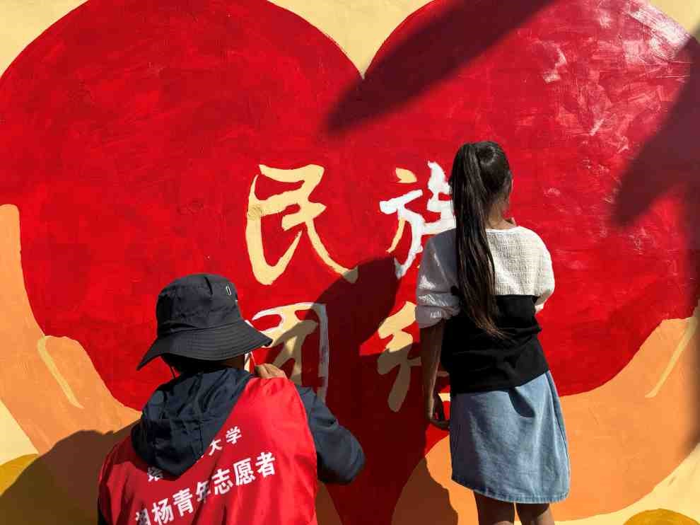 塔里木大學(xué)暑期三下鄉(xiāng)實(shí)踐團(tuán)助力鄉(xiāng)村振興：愛(ài)心支教行，七彩暖童心