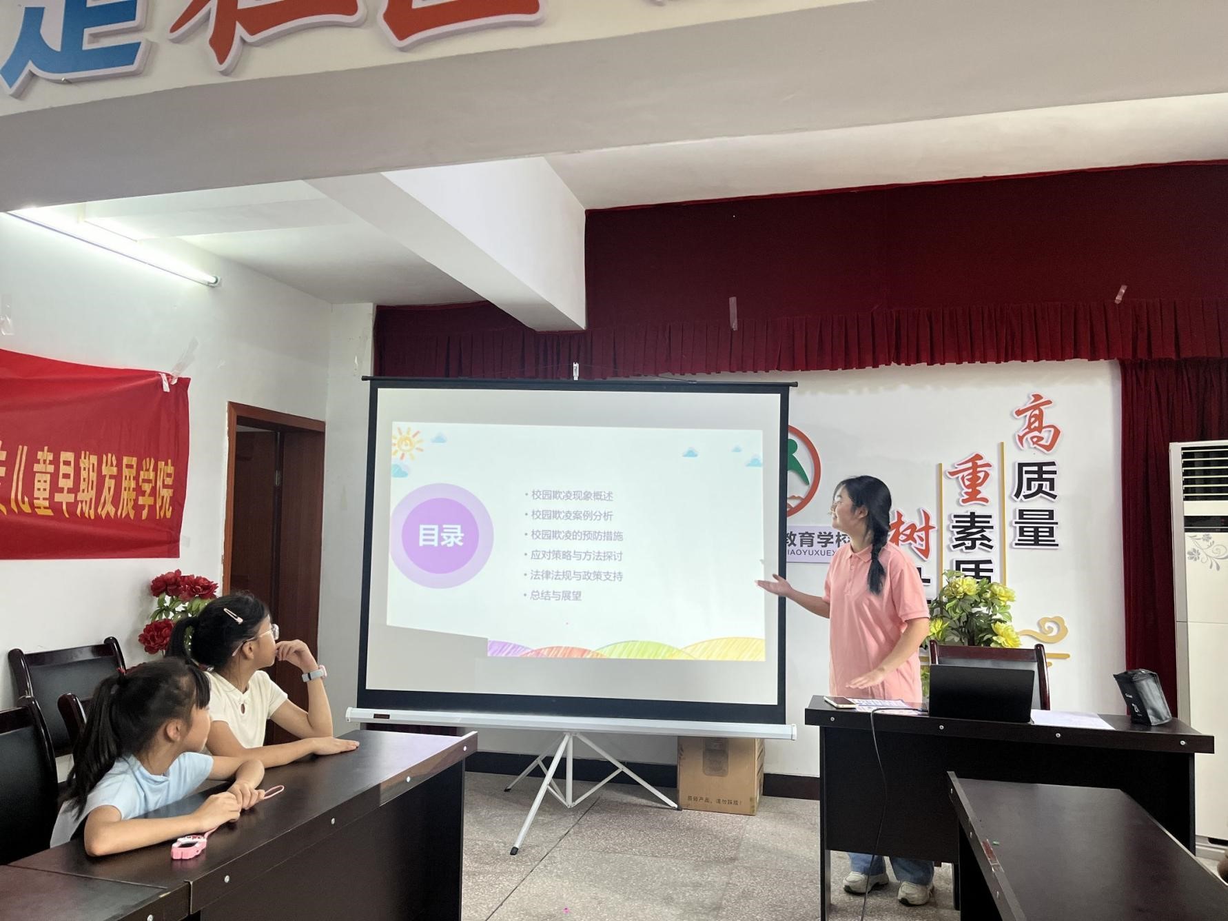 共建七彩家園：“四葉草”習(xí)近平新時(shí)代中國特色社會(huì)主義思想宣講團(tuán)開展“法進(jìn)社區(qū)，德