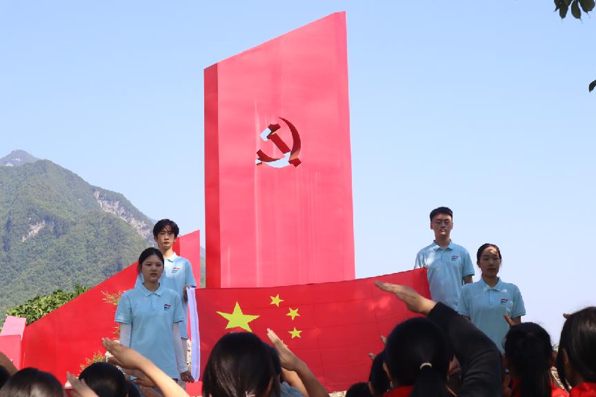 重外院學(xué)子三下鄉(xiāng)：中藥產(chǎn)業(yè)開(kāi)出致富良方，數(shù)字經(jīng)濟(jì)助力鄉(xiāng)