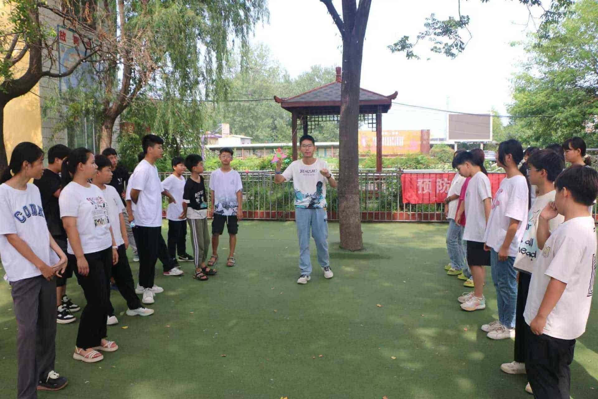 七巧板中智慧生，支教團(tuán)里愛心濃