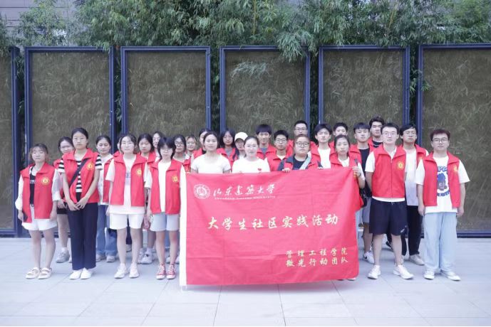 山東建筑大學(xué)微光行動團(tuán)隊(duì)開展“童心飛揚(yáng)，紙藝綻放”主