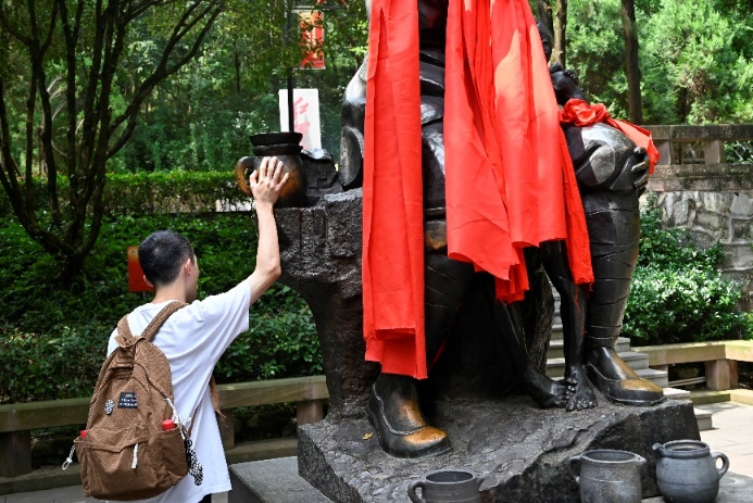 南京郵電大學(xué)實(shí)踐團(tuán)至紅軍山烈士陵園追尋革命蹤跡，傳承紅色精神