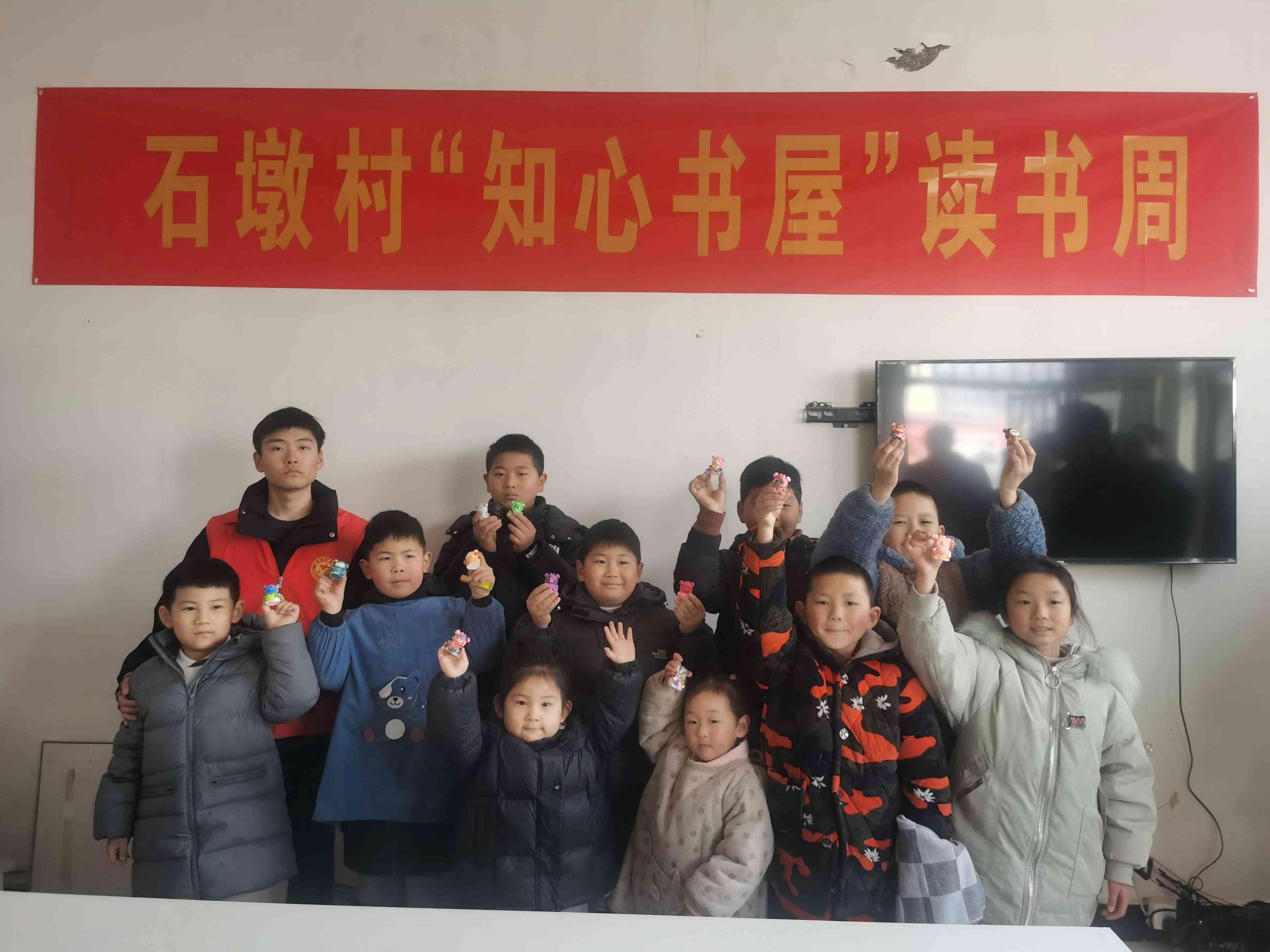 南通理工學(xué)院商學(xué)院物流2304張晁得開展“手繪石膏，快樂(lè)元宵”實(shí)踐活動(dòng)