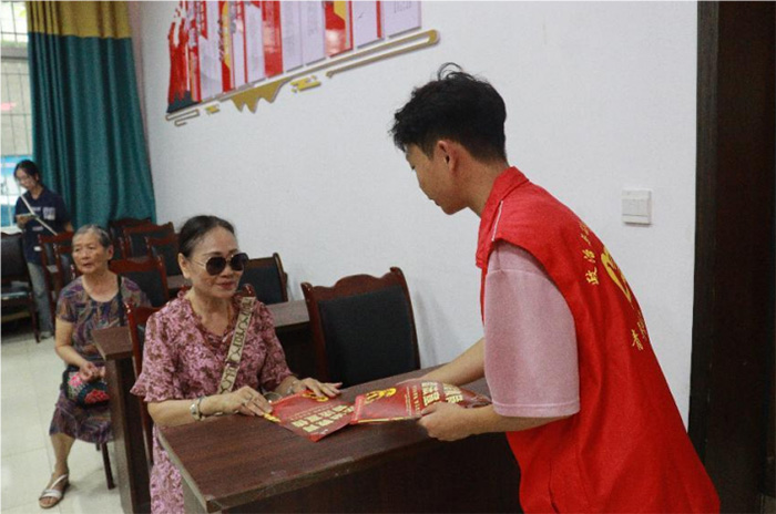 內(nèi)江師范學(xué)院學(xué)子暑期三下鄉(xiāng)：法治建設(shè)步步高，普法宣傳聲聲到