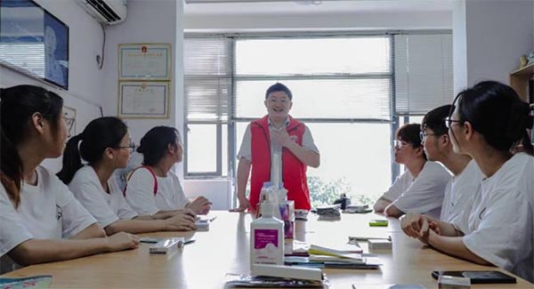 集大學(xué)子守望相助，走進(jìn)彩虹之家