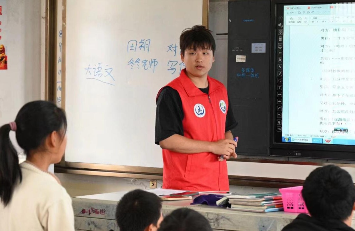 長(zhǎng)安大學(xué)學(xué)子三下鄉(xiāng) | 青春實(shí)踐求真知，文化進(jìn)村育新風(fēng)