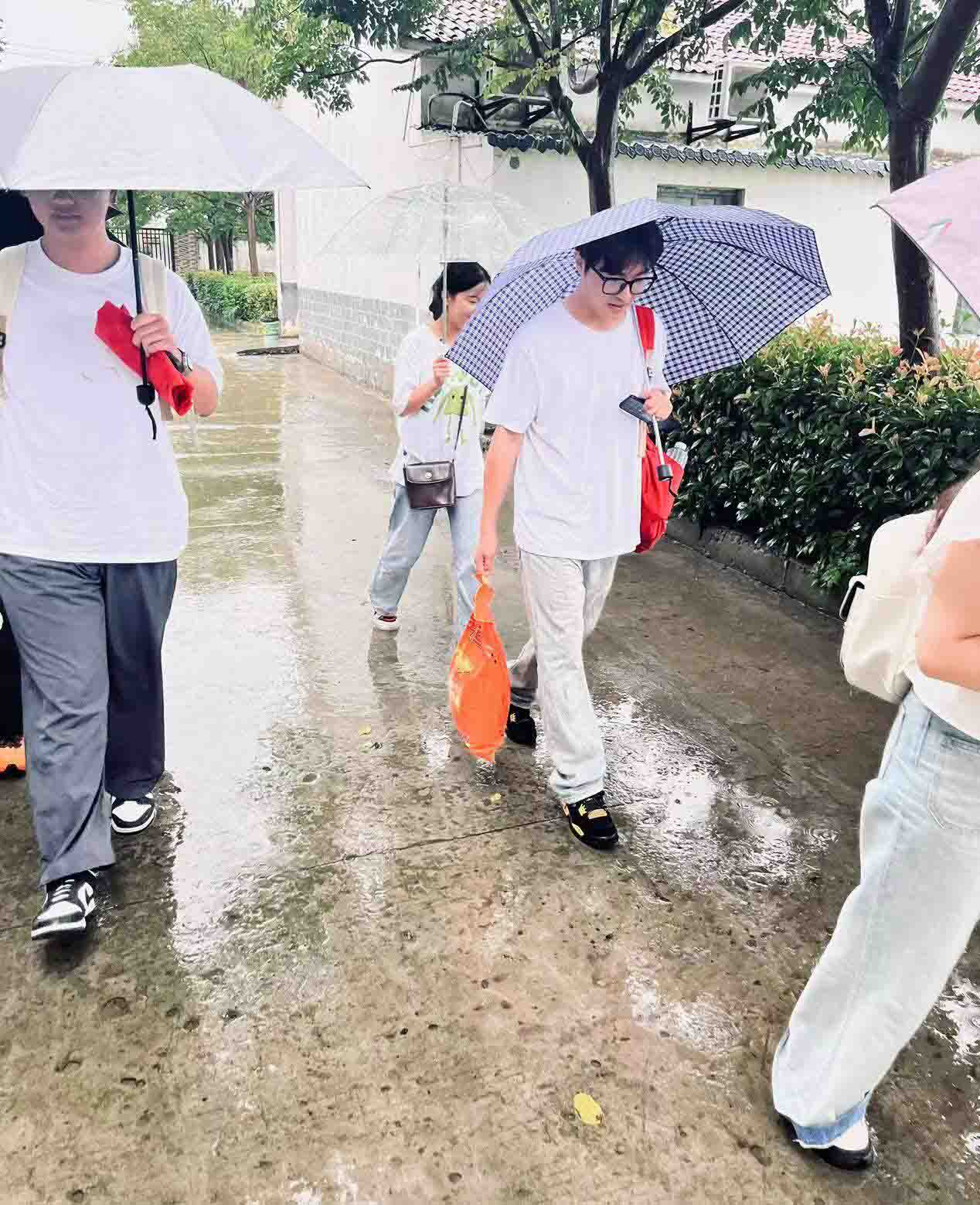 志愿者朱金龍：以實際行動扎根基層，全心全意體驗青春風(fēng)采。