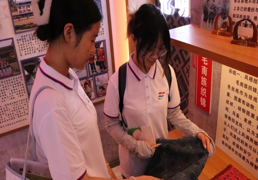 毛南館展團(tuán)結(jié)韻，學(xué)子心感民族情