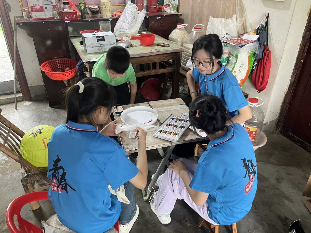 巢湖學(xué)院學(xué)子三下鄉(xiāng)：春暉護(hù)幼芽，暖意筑留守