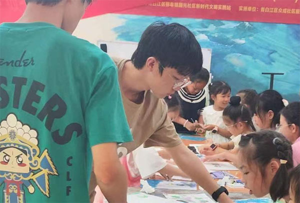 溫暖伴童心，多彩繪未來(lái)